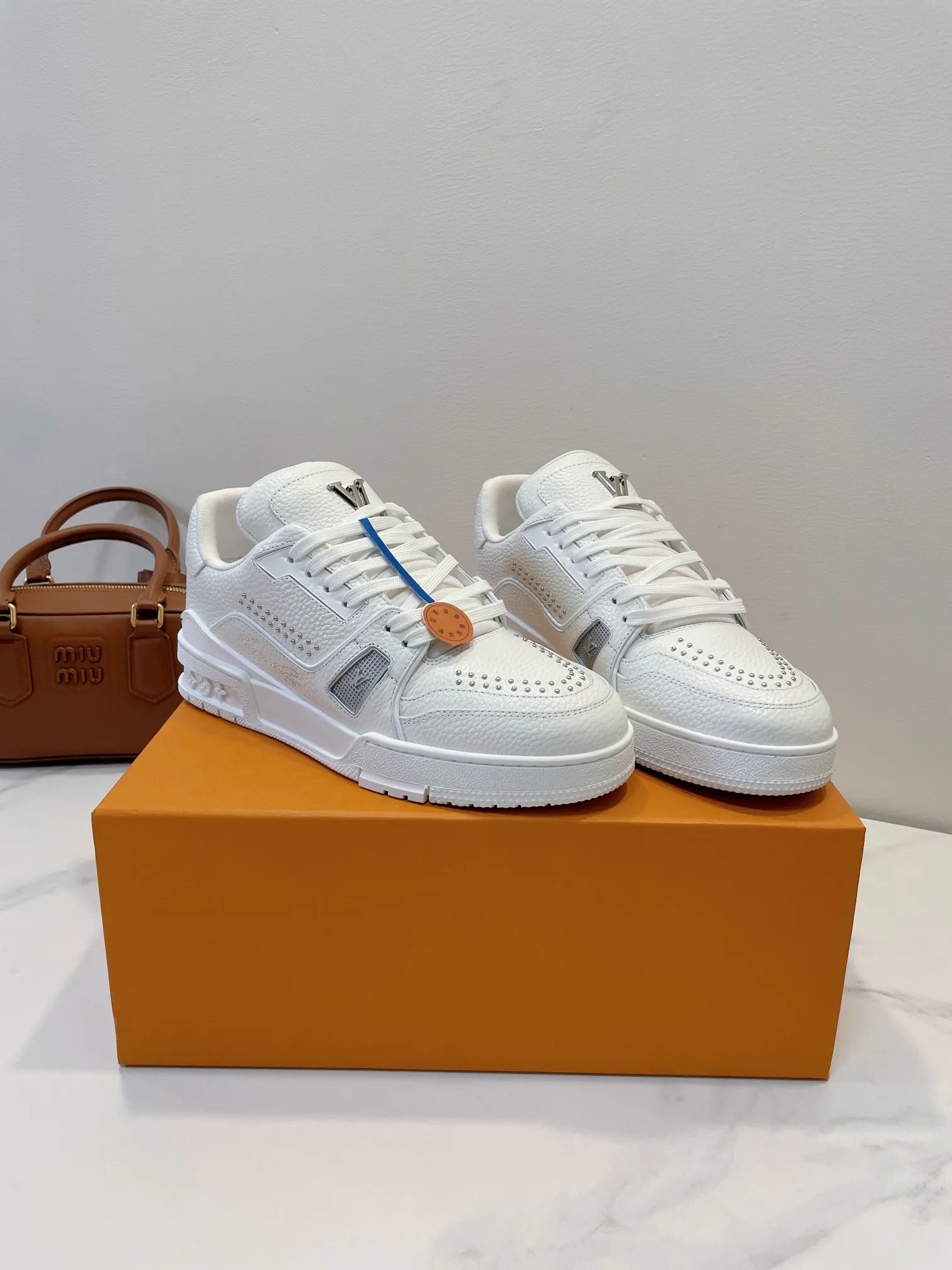 💕💕Factory direct selling price p740💕💕 LV Trainer Sneaker always gives you a sense of security, the real thing is better looking and more exquisite than the picture! 💕Dream love shoes beat ~ 99% dopamine, versatile, candy color is really sweet... full of vitality 🆙🆙 Luxurious quality, superimposed temperament attributes, exclusive fashion sense, easy to handle 🌷 ▪️ Made of large pebbled upper material, TPU gloss combination sole, bend-resistant plastic support piece, insole embedded with super soft latex material ▪️ Men's and women's sizes 35-45 Original box packaging accessories